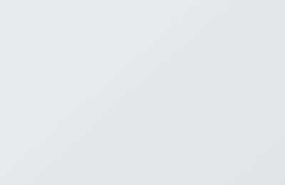 Une paire de boucles d'oreilles pendantes en or rose ornées de diamants étincelants, parfaites pour une touche d'élégance sophistiquée.