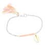 Bracelet tendance en argent avec coquillage, perles coral et pendentif plume coloré, accessoires de mode marine chic pour femmes et enfants, parfait pour l'été et les looks décontractés.