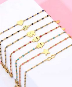 Bracelets fantaisie colorés avec pendentifs en forme de cœur, étoile, homme et femme, et symbole infini, en alliance avec des chaînes en or et perles multicolores, parfaits pour accessoires de mode tendance.