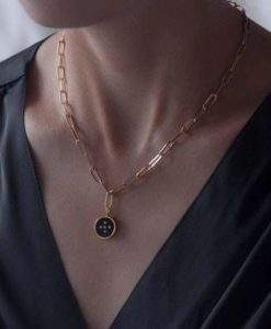 collier petite medaille noire