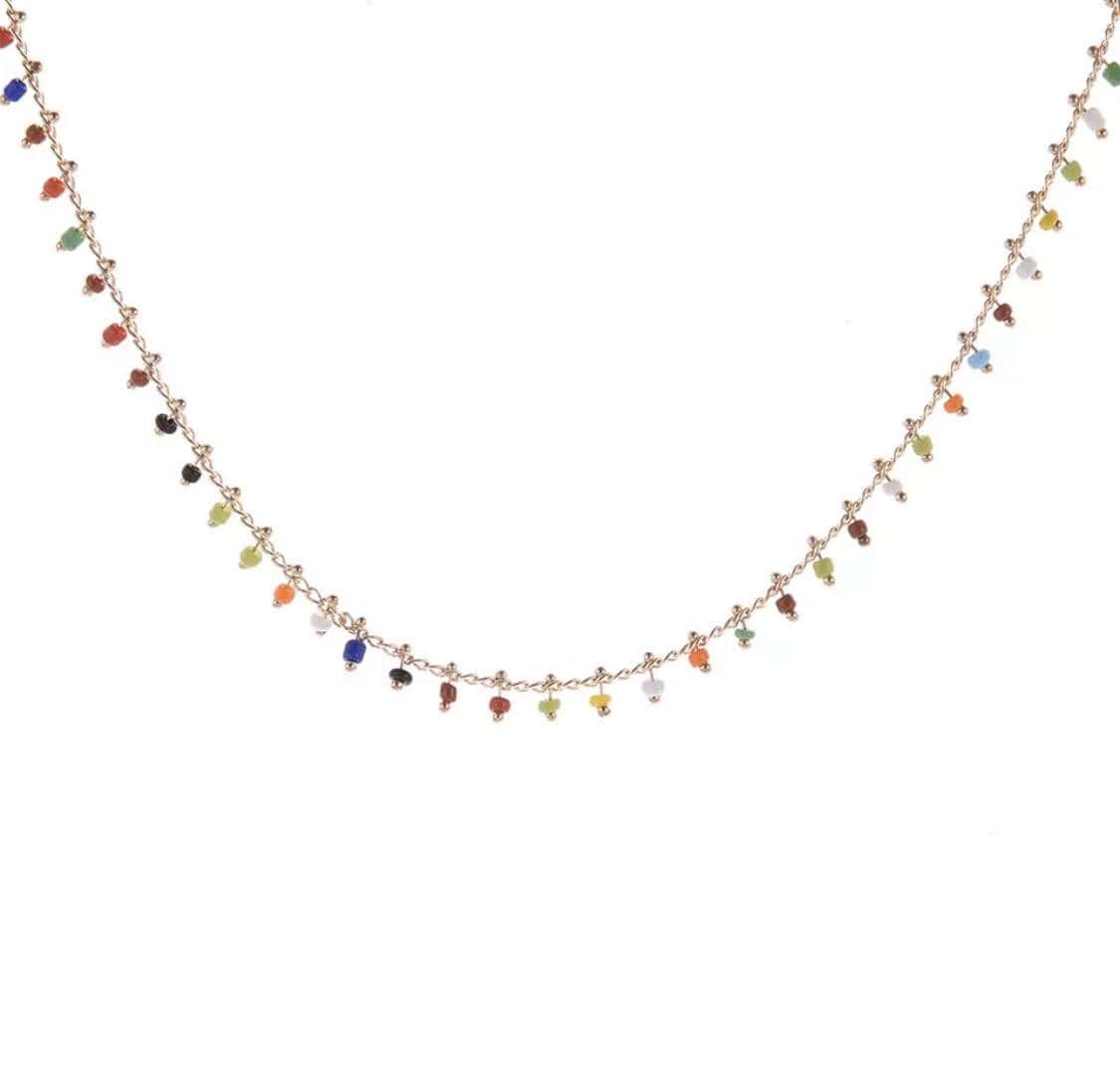 Collier simple chaine doree Filtre d'image en chaîne de bijoux fantaisie colorés avec petits pendentifs multicolores en forme de cœurs, chaîne en métal doré, idéal pour accessoires mode féminins, tendance printemps-été.