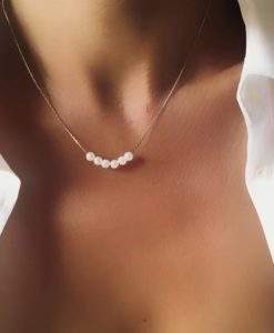 Collier tendance argente perles blanches