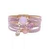 Bracelet multifilaments en cuir rose avec charms en métal doré, pierres semi-précieuses violettes et cristal brillant, idéal pour un look tendance et féminin.