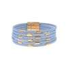 Bracelet moderne multi-rangs en cuir bleu pastel avec détails en or rose, élégant et tendance, parfait pour un look chic et décontracté.