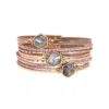 Bracelet multi-rangs en cuir rose avec pierres d'Abalone, rocailles, éléments en métal doré, parfait pour un look tendance et élégant, idéal pour la mode féminine.