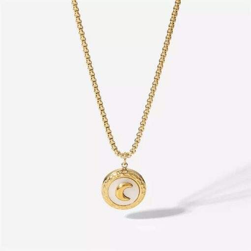 collier medaille lune plaque or