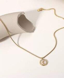 collier medaille lune plaque or