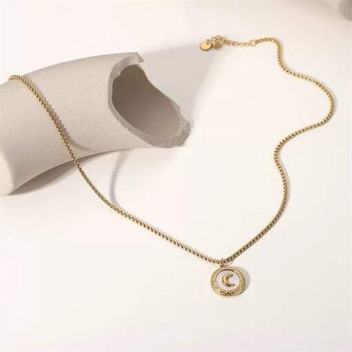 collier medaille lune plaque or