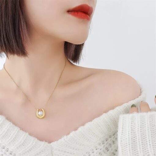pendentif geometrique perle blanche