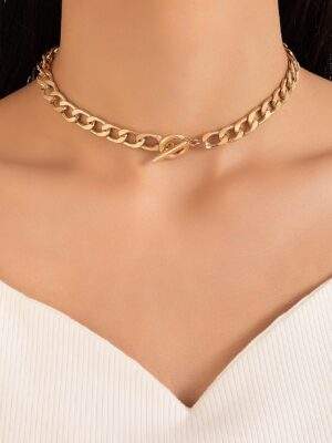 Chaîne en métal doré avec fermoir torsadé, style chic et tendance pour le collier mode, parfait pour un look élégant et sophistiqué, idéal pour accessoires de mode et bijoux de style glamour.